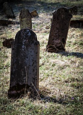 eski terk edilmiş mezar taşları