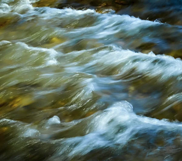 Nascente rio rápido — Fotografia de Stock