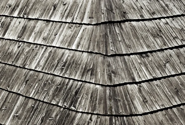 Cubierta de tejas de madera vieja — Foto de Stock