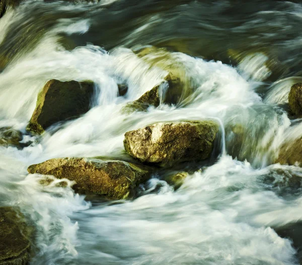 Wilder Fluss fließt zwischen Felsen — Stockfoto