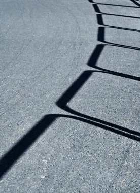 Asfalt yol parmaklıklar gölge