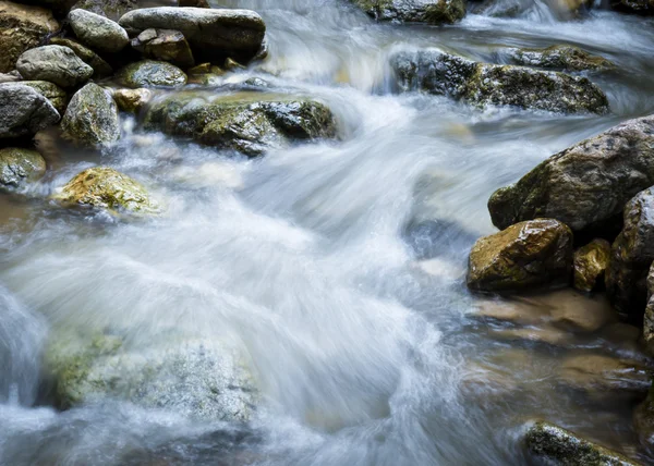 Wilder Gebirgsfluss — Stockfoto