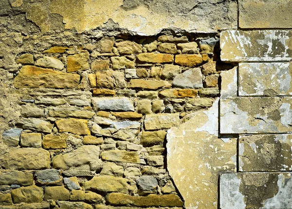 Oude stenen muur met beschadigde pleister — Stockfoto