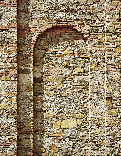 Parede do castelo de pedra com arco — Fotografia de Stock