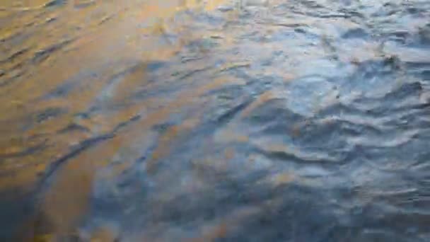 Herfst rivier met oranje en blauwe kleur — Stockvideo