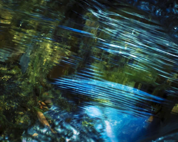 Linha na superfície da água — Fotografia de Stock