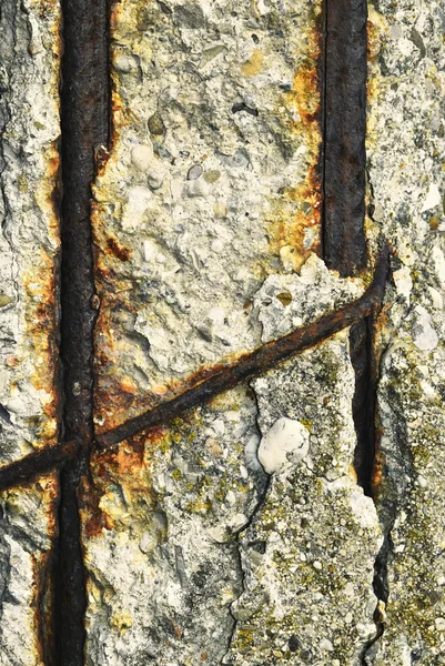 Tiges de fer rouillées dans le béton — Photo