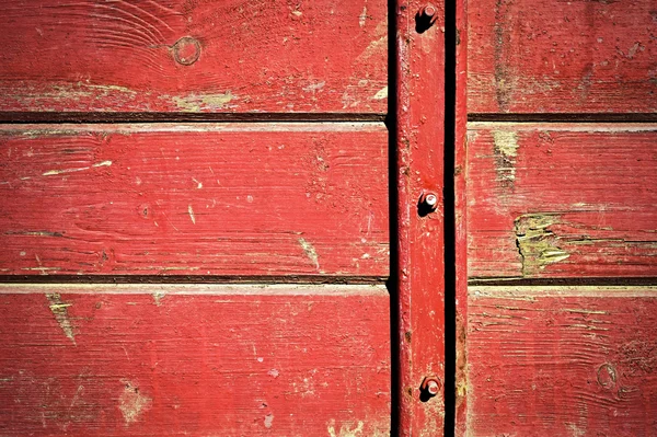 Rode houten platen met elkaar verbonden door ijzer — Stockfoto