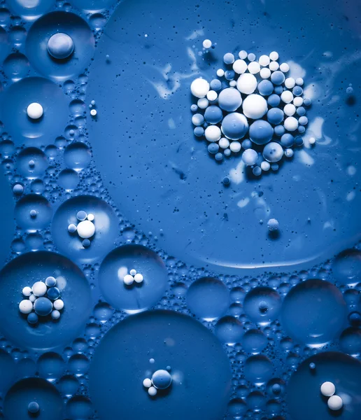 Голубые пузыри в масле — стоковое фото