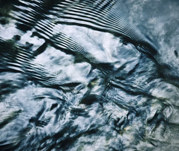 Ligne sombre abstraite sur le niveau de l'eau de la rivière — Photo