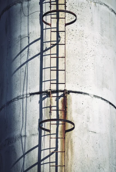 Schoorsteen met een ladder — Stockfoto