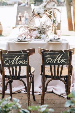 Damat ve gelin sandalyeleri düğün töreninde