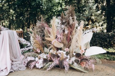 Çiçek Düzenleme ile Düğün Masası Ayarları