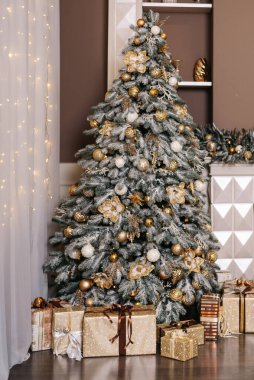 Noel sahnesinde ağaç hediyeleri ve arka planda ateş