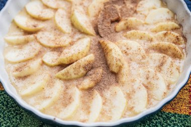 Pencerenin yakınındaki beyaz ahşap arka planda ev yapımı elmalı turta ve kopyalama alanı. Charlotte sabah masadaydı..