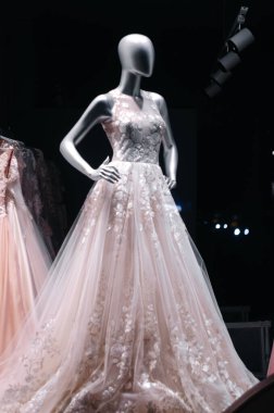 İki genç kız bir mağazanın vitrininde gelinlik düşünüyor..