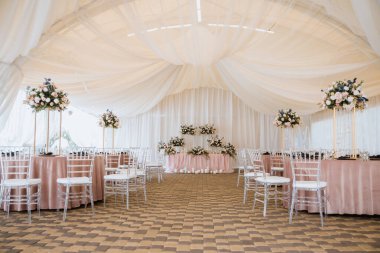 Restoran için düğün dekorasyonu, ziyafet salonu ve düğün renklerinde dekorasyon malzemeleri - pembe ve zeytin