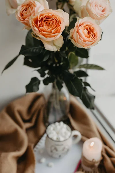 Ochtendkopje koffie, wit notitieboekje, rozen in een vaas. Prachtig ontbijt. Platte lay stijl. Rechtenvrije Stockafbeeldingen
