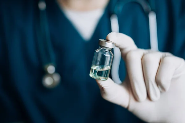 Läkare Eller Vetenskapsman Laboratorium Som Håller Flytande Vacciner Mot Koronavirus — Stockfoto