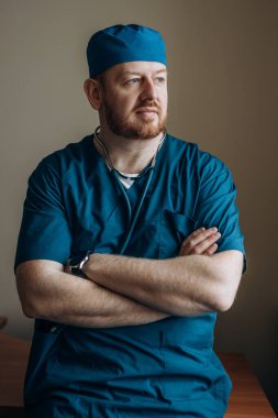 Doktor bey. Mavi takım elbiseli ve steteskoplu bir doktor. Cerrah. Karizmatik doktor..