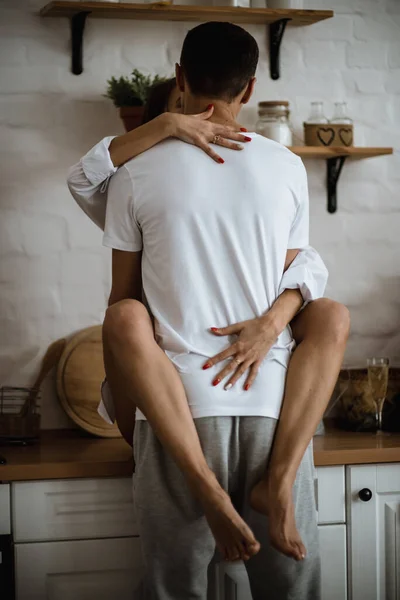 Een Lief Stel Drinkt Champagne Keuken Man Omhelst Vrouw Zoenen — Stockfoto