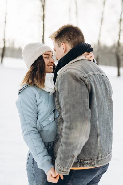 Ett par promenader på vintern. Ett par förälskade. Snövit. Vinter. — Stockfoto