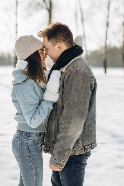 Ett par promenader på vintern. Ett par förälskade. Snövit. Vinter. — Stockfoto