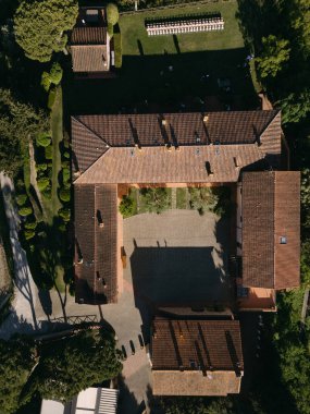 Geleneksel İtalyan villası. Avlu ve açık hava etkinlikleri düzenleniyor.