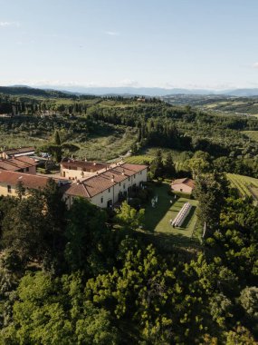 Üzüm bağları ve zeytinlikleriyle çevrili tarihi İtalyan villası açık hava etkinliğine hazırlanıyor.