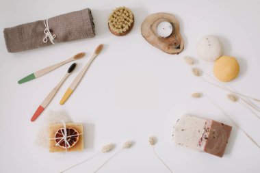 Doğal mutfak ve banyo ürünleri. Diş fırçası, sabun, luffa, havlu. Sıfır atık yaşam konsepti, Plastiksiz. Üst görünüm, düz görünüm