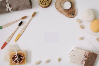 Doğal mutfak ve banyo ürünleri. Diş fırçası, sabun, luffa, havlu. Sıfır atık yaşam konsepti, Plastiksiz. Üst görünüm, düz görünüm