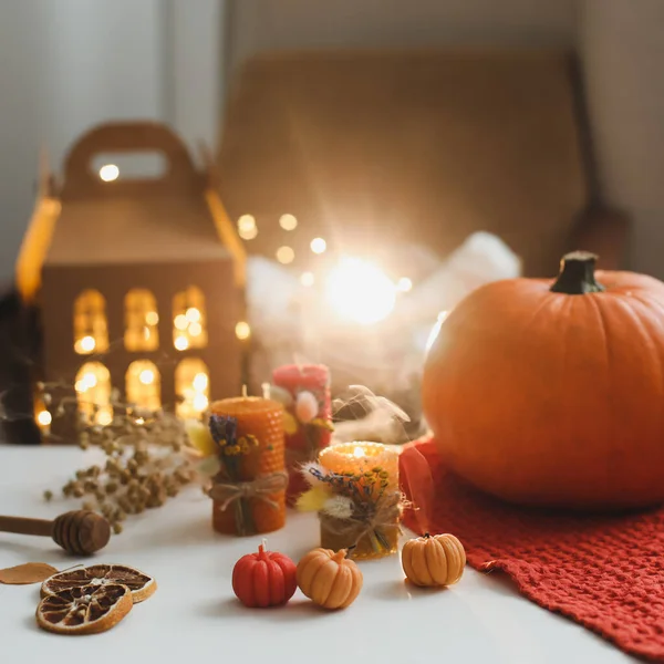 Herbst, Herbst Stillleben. Hygge-Lifestyle, gemütliche Wohnkultur. Happy Thanksgiving, Halloween Hintergrund. Flache Lage, Draufsicht — Stockfoto