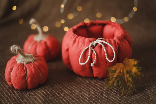 Handemade cozy fabric pumpkins for autumn decoration. Home autumn decor. Thanksgiving and Halloween concept — Stock Photo, Image