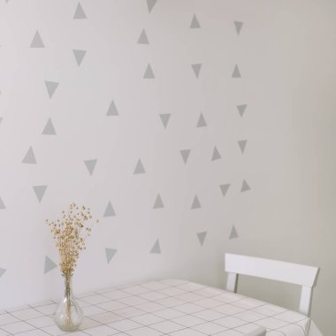 Modern yemek odası. Çiçek buketi ve sandalyeli beyaz bir masa. Konforlu modern mutfak iç mimarisi. Rahat bir ev. Asgari biçim.