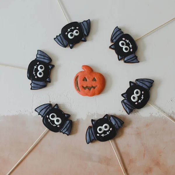 Deliciosas galletas de jengibre de Halloween. Vista superior. Espacio para texto —  Fotos de Stock