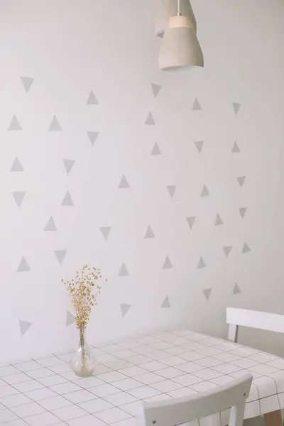 Moderne eetkamer. Witte tafel met boeket bloemen en stoel. Comfortabel modern keukeninterieur. Gezellig thuis. Minimale stijl. — Stockfoto