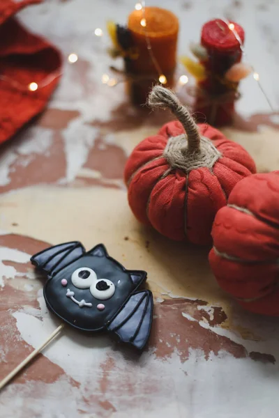 Gemütliche handgefertigte Stoffkürbisse und Halloween-Lebkuchen. Herbstdekoration zu Hause. Thanksgiving und Halloween-Konzept — Stockfoto