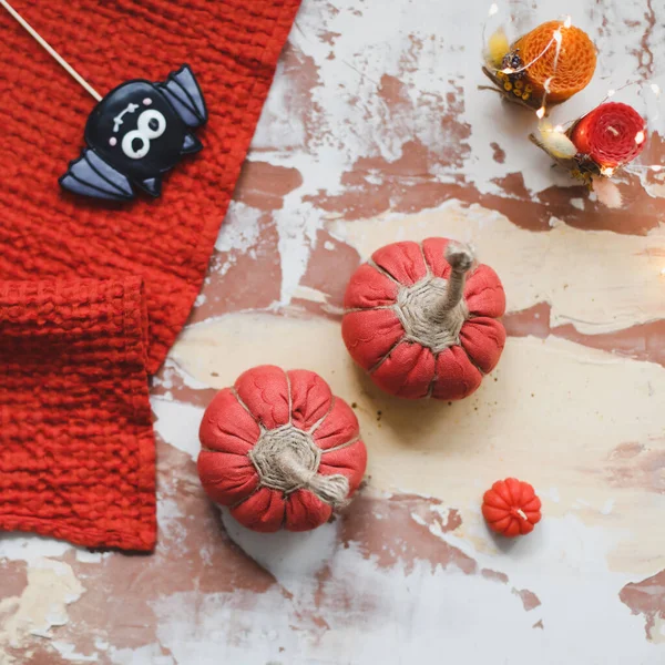 Gemütliche handgefertigte Stoffkürbisse und Halloween-Lebkuchen. Herbstdekoration zu Hause. Thanksgiving und Halloween-Konzept — Stockfoto