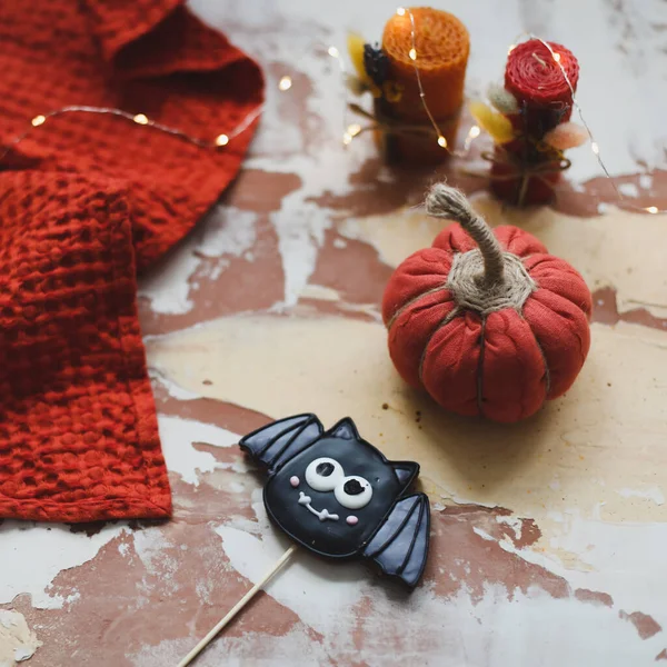 Gemütliche handgefertigte Stoffkürbisse und Halloween-Lebkuchen. Herbstdekoration zu Hause. Thanksgiving und Halloween-Konzept — Stockfoto