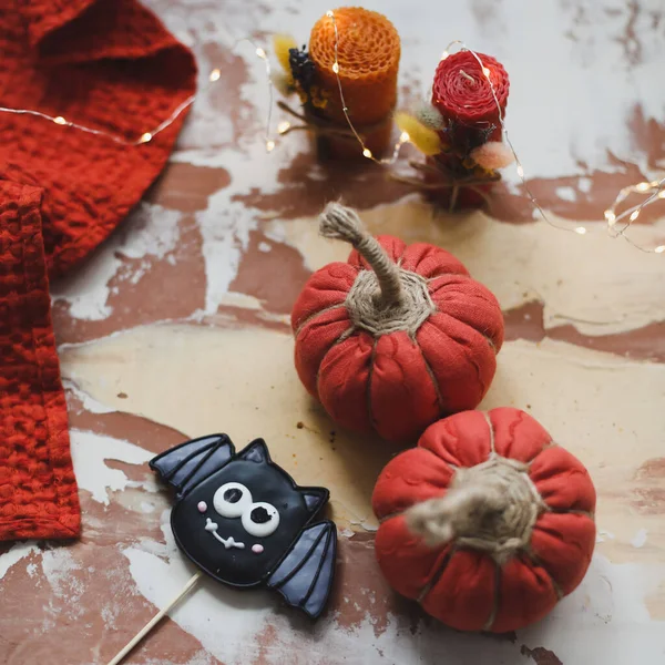 Acogedoras calabazas de tela hechas a mano y galletas de jengibre de Halloween. Decoración de otoño. Concepto de Acción de Gracias y Halloween —  Fotos de Stock