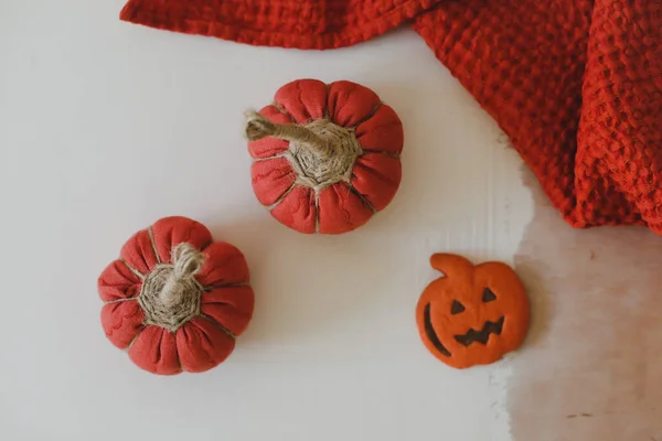 Gemütliche handgefertigte Stoffkürbisse und Halloween-Lebkuchen. Herbstdekoration zu Hause. Thanksgiving und Halloween-Konzept — Stockfoto
