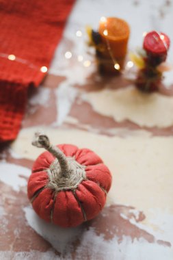 Sonbahar dekorasyonu için el yapımı kumaş balkabakları. Ev sonbahar dekoru. Şükran Günü ve Cadılar Bayramı