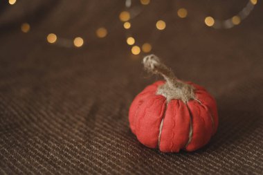 Sonbahar dekorasyonu için el yapımı kumaş balkabakları. Ev sonbahar dekoru. Şükran Günü ve Cadılar Bayramı