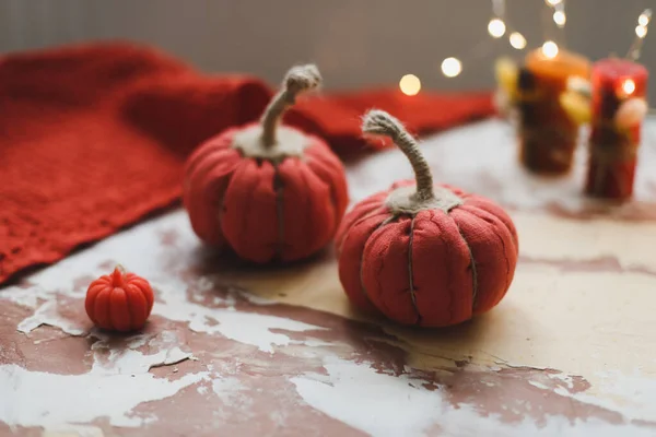 Handmade cozy fabric pumpkins for autumn decoration. Home autumn decor. Thanksgiving and Halloween concept — Stock Photo, Image