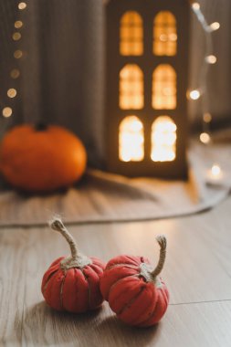 Sonbahar dekorasyonu için el yapımı kumaş balkabakları. Ev sonbahar dekoru. Şükran Günü ve Cadılar Bayramı