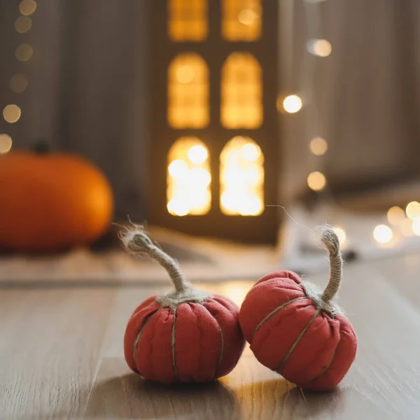 Handgefertigte kuschelige Stoffkürbisse zur herbstlichen Dekoration. Home Herbst Dekor. Thanksgiving und Halloween-Konzept — Stockfoto
