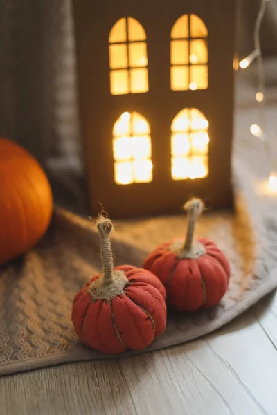 Zucche di tessuto accoglienti fatte a mano per la decorazione autunnale. Arredo casa autunno. Concetto di Ringraziamento e Halloween — Foto Stock