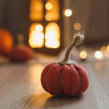 Sonbahar dekorasyonu için el yapımı kumaş balkabakları. Ev sonbahar dekoru. Şükran Günü ve Cadılar Bayramı