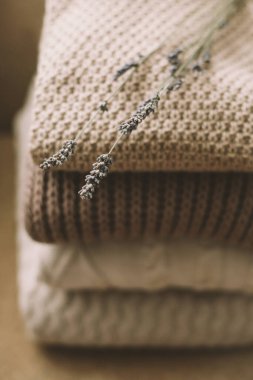 Örgü süveter yığını. Noel, kış, yeni yıl geçmişi. Hygge rahat bir ruh hali. Yün giysi yığını.