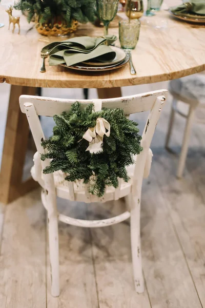 Mesa festiva para la cena de Navidad. Las fiestas de Año Nuevo celebran las decoraciones en el diseño interior moderno. — Foto de Stock